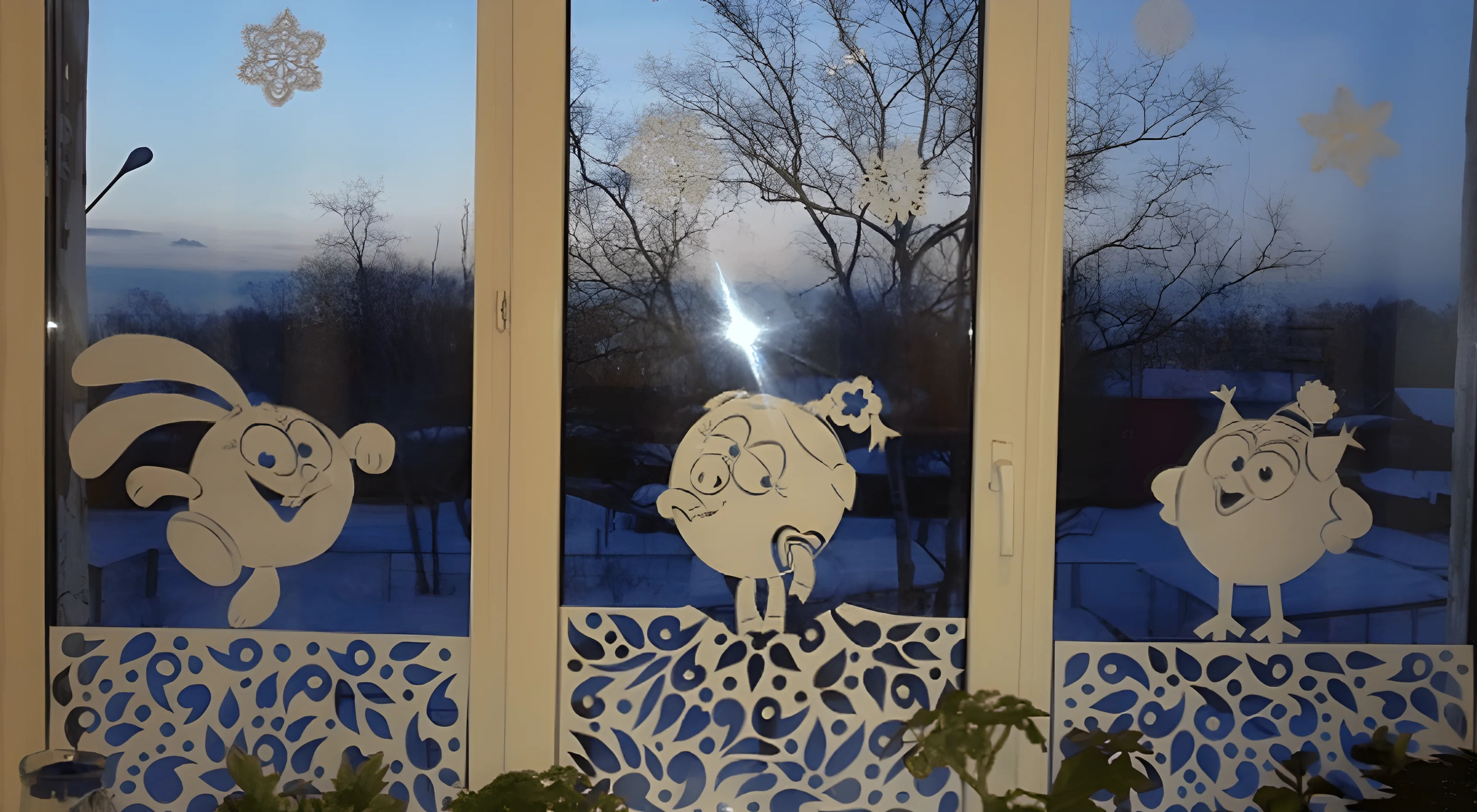 Новогодние Смешарики трафареты №653. Шаблоны и вытынанки. Новогодние вытынанки на новый год
.